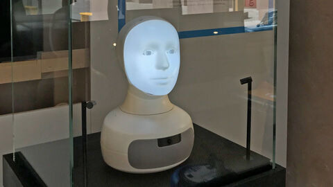 ine neue Ära in der Entwicklung von Künstlicher Intelligenz (KI) wollen Forscherinnen und Forscher unter Leitung der Technischen Universität Darmstadt einläuten. Ein Roboterkopf mit menschlichem Gesicht.