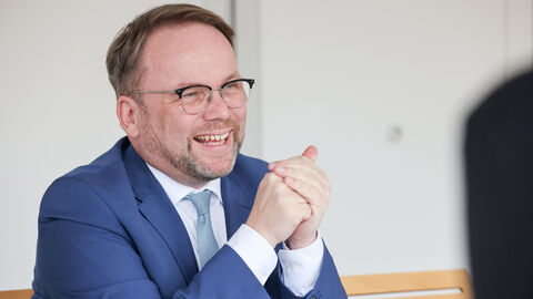 Wissenschafts- und Kunstminister Timon Gremmels beim Interview mit der HNA. Porträt von Timon Gremmels