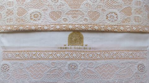Nahaufnahme einer Schwälmer Weißstickerei mit filigranen Ornamenten. Ein Beispiel für die Schwälmer Weißstickerei
