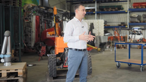 Prof. Dr. Dimitrios S. Paraforos erhält die Transfer-Professur Technik im Anbau von Sonderkulturen an der Hochschule Geisenheim University.  Prof. Dr. Dimitrios S. Paraforos in seinem Labor.