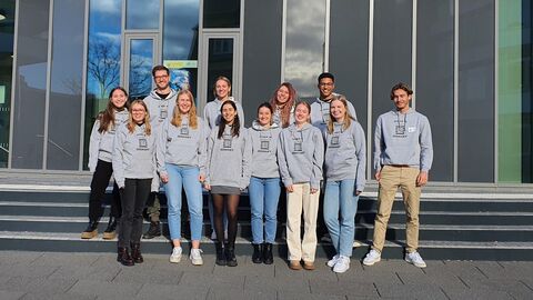 Scholarship holders of the State University Programme with Queensland 2024 stand in front of Frankfurt University of Applied Sciences.