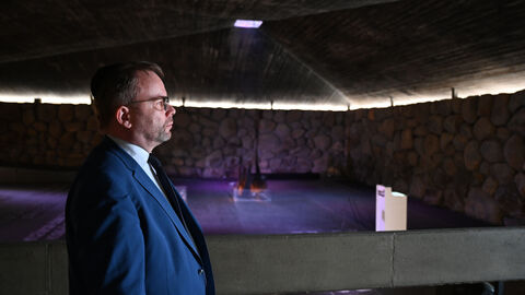 Staatsminister Timon Gremmels besucht die Gedenkstätte für die Opfer des Holocaust, Yad Vashem. Staatsminister Timon Gremmels besucht die Gedenkstätte für die Opfer des Holocaust, Yad Vashem.