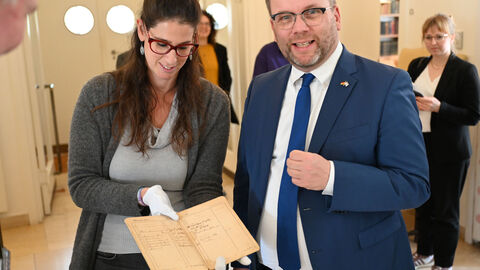 Staatsminister Gremmels zu Besuch im Weizmann House; Lior Hecht-Yacoby, Direktorin der Weizmann Archives, zeigt Original-Dokumente von Institutgründer Chaim Weizman