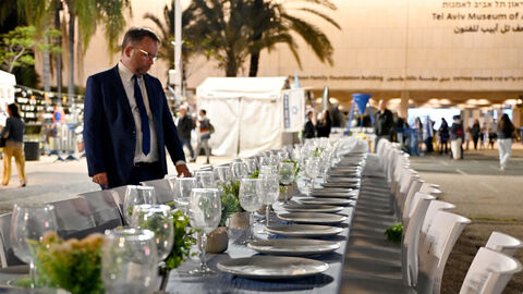 Staatsminister Gremmels besucht den Hostages Square vor dem Tel Aviv Museum of Art