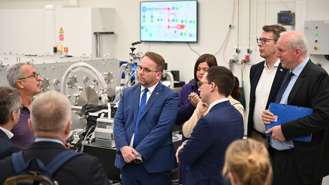 Staatsminister Gremmels im Gespräch über das Projekt WHELMI mit Prof. Vitor Malka (ganz links, graue Haare) im Weizmann-Institut für Wissenschaften