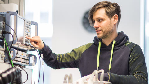 Prof. Dr. Boris Keil an der Technischen Hochschule Mittelhessen erhält eine Transfer-Professur für „Brainmappping Technology“.  Prof. Dr. Boris Keil in seinem Labor.