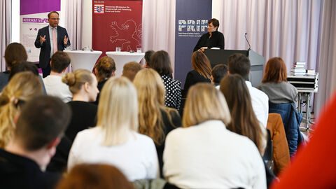 Minister Gremmels im Gespräch mit Studierenden. Minister Gremmels im Gespräch mit Studierenden.