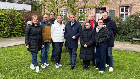 Kunst- und Kulturminister Timon Gremmels mit Cast-Mitgliedern beim Setbesuch von "Silent Friend".