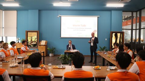 Minister Gremmels und Prof. Dr. Thiele sprechen mit VGU-Studierenden.