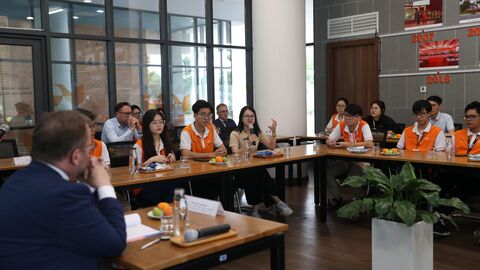 Eine Studentin spricht beim Treffen an der VGU.
