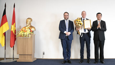 Hessens Wissenschaftsminister Timon Gremmels mit Prof. Dr. René Thiele, dem neuen VGU-Präsidenten, und VizebildungsministerProf. Dr. Phuc. Minister Gremmels mit Prof. Dr. Thiele und Prof. Dr. Phuc