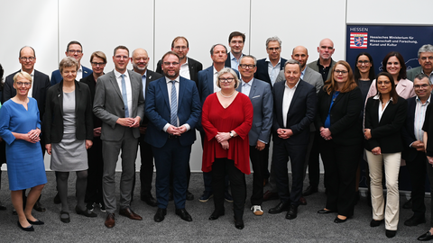 Wissenschaftsminister Gremmels, Staatssekretär Degen und die Verteterinnen und Vertreter der Hochschulleitungen sind in die Verhandlungen zum Hochschulpakt gestartet. Gruppenbild mit Wissenschaftsminister Gremmels, Staatssekretär Degen sowie den Hochschulleitungen