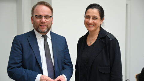 Wissenschaftsminister Timon Gremmels mit Julia Bernstein, Professorin an der Frankfurt University of Applied Sciences und Gründungsmitglied des Netzwerks jüdischer Hochschullehrenden Wissenschaftsminister Timon Gremmels und Julia Bernstein