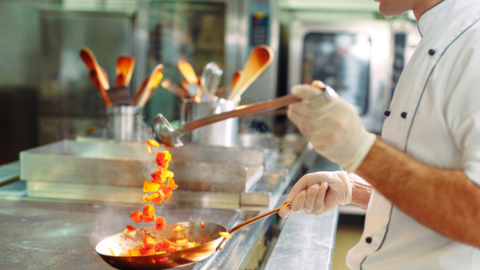 Ein Koch beim Anbraten