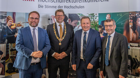 Wissenschaftsminister Timon Gremmels, der Fuldaer Oberbürgermeister Dr. Heiko Wingenfeld, Prof. Dr. Karim Khakzar, Präsident der Hochschule Fulda, und Walter Rosenthal, Präsident der Hochschulrektorenkonferenz (v.l.n.r.) Wissenschaftsminister Timon Gremmels, der Fuldaer Oberbürgermeister Dr. Heiko Wingenfeld, Prof. Dr. Karim Khakzar, Präsident der Hochschule Fulda, und Walter Rosenthal, Präsident der Hochschulrektorenkonferenz