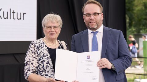Minister Gremmels übergibt Luzine Happel die Ehrenurkunde für Kunst und Kultur. Minister Gremmels übergibt Luzine Happel die Ehrenurkunde für Kunst und Kultur.
