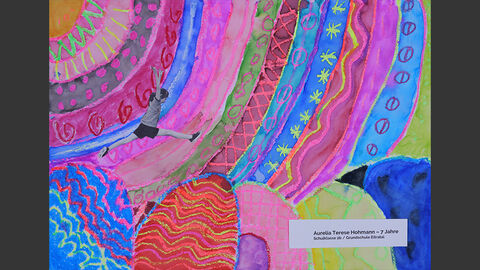 Mehrere Bilder des Projektes der Klasse 2 b der Grundschule im Eitratal, Eiterfeld: Die Kinder haben Fotos von sich ausgeschnitten und in bunte Fantasiewelten geklebt. 