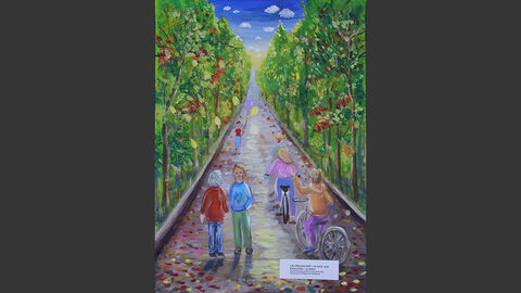 Eine lange Allee in fröhlichen Farben, auf der Menschen sich unterhalten und Fahrrad fahren.