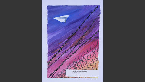 Ein Papierflieger schwebt über einem Stacheldrahtzaun.