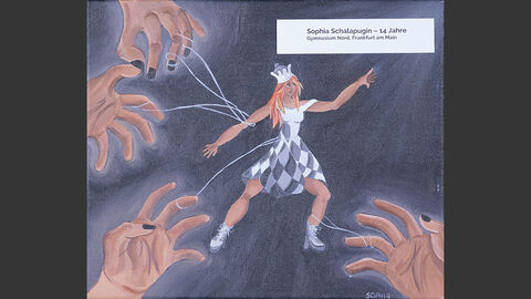 Eine Figur mit Schachbrettkleid und Krone wird über Schnüre von mehreren Händen gesteuert.