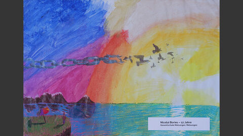 Sonntenuntergang mit Ketten, die sich in einem Vogelschwarm auflösen.