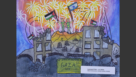 Zwei Soldaten feiern auf den Trümmern einer zerbombten Stadt. Einer trägt eine israelische, einer eine palästinensische Flagge. Davor steht ein Schild mit der Aufschrift "Gaza City".