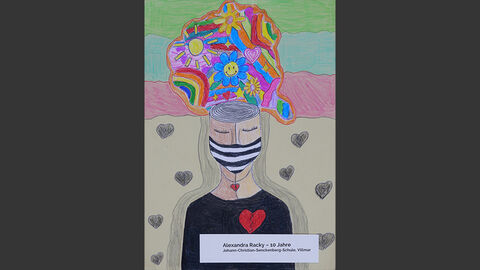 Eine Person trägt einen schwarzweiß-gestreiften Mundschutz. Sie ist umgeben von gebrochenen Herzen. Ihr Kopf ist aufgeschnitten, daraus quillt eine Denkblase mit bunten Blumen und Regenbögen.