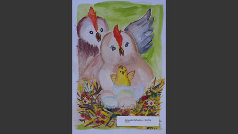 Zwei Hühner freuen sich über ihr gerade geschlüpftes Küken.