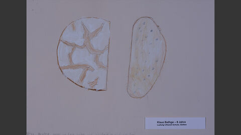 Ein Brotlaib mit einer abgeschnittenen Scheibe.