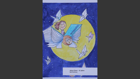 Ein Kind sitzt auf einem Vogel, dessen Flügel Bücher sind. Auf dem Buchrücken steht "Freedom" ("Freiheit"). Um sie herum fliegen Origami-Vögel.