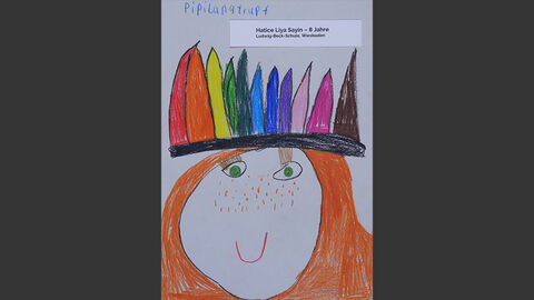 Eim rothaariges Mädchen mit Federkrone, darüber steht "Pippi Langstrumpf".