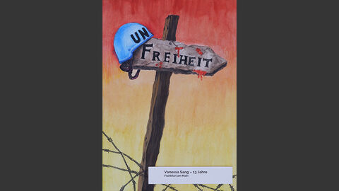 Ein blutverschmiertes Schild, mit Stacheldraht umschlungen, auf dem "Freiheit" steht. Daran hängt ein Helm mit UNO-Schriftzug, der so auf dem Schild hängt, dass sie zusammen das Wort "Unfreiheit" bilden.