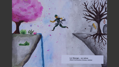 Ein Soldaten springt über einen Graben. Auf der Seite, von der er herkommt, sind schwarze Bäume und Grabsteine zu sehen. Er springt in Richtung blühende Landschaften.