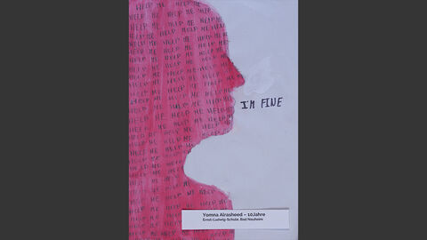 Silhouette einer Person, der Körper ist vollgeschrieben mit dem Satz "Help me" ("Hilf mir") . Sie sagt aber "I'm fine" ("Mir geht's gut").