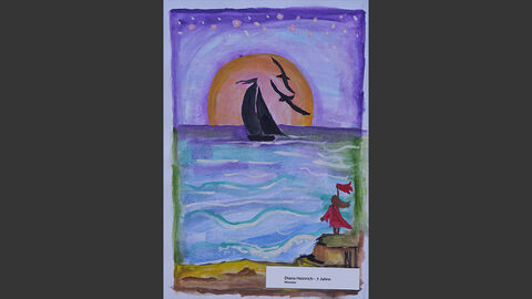 Eine Frau im roten Kleid steht an einer Küste und winkt einem Segelboot hinterher, das im Sonnenuntergang verschwindet.