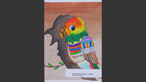 Ein Papagei mit verknotetem Schnabel, sein Schatten hat den Schnabel aufgerissen.