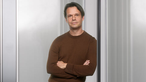 Prof. Dr. Carsten Binnig, Experte für Künstliche Intelligenz (KI) und Datenmanagement, erhält eine LOEWE-Spitzen-Professur an der TU Darmstadt.  Porträt von Prof. Dr. Carsten Binnig