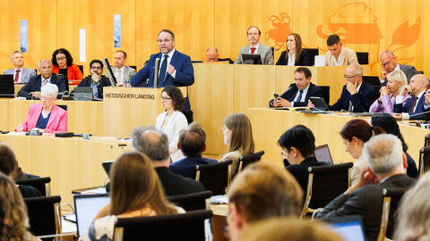 Minister Gremmels spricht im Landtag. Minister Gremmels am Rednerpult im Landtag.