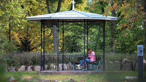 Für den Wiederaufbau des Ludwigs-Tempels in Darmstadt gab es 2024 den Ehrenamtspreis des Hessischen Denkmalschutzpreises. Blick auf den Ludwigs-Tempel in Darmstadt, ein kleiner gusseiserner Pavillon, der nach allen Seiten hin auf ist