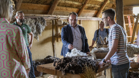 Impressionen vom Sommerreise-Besuch im Kloster Lorsch und Freilichtlabor Lauresham. Minister Gremmels lässt sich mittelalterliche Handwerkskunst zeigen.
