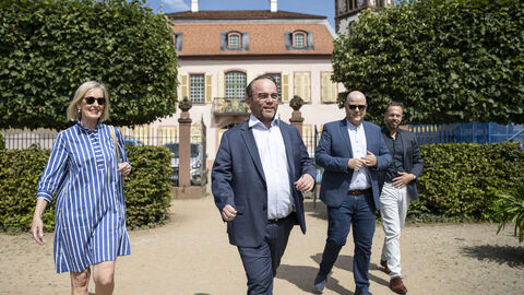 Impressionen vom Sommerreise-Besuch im Prinz-Georg-Garten in.Darmstadt Minister spaziert durch den Garten