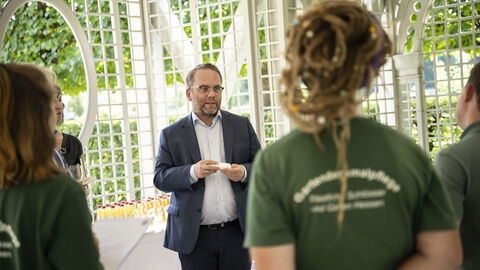 Impressionen vom Sommerreise-Besuch im Prinz-Georg-Garten in.Darmstadt Minister im Gespräch