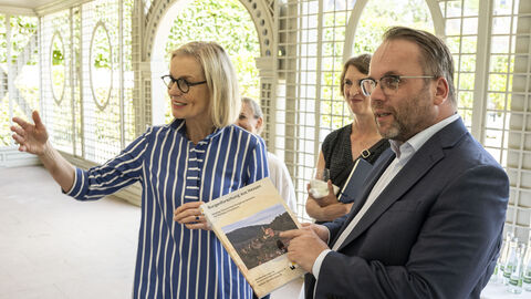 Impressionen vom Sommerreise-Besuch im Prinz-Georg-Garten in.Darmstadt Minister lässt sich eines der Gebäude im Garten zeigen