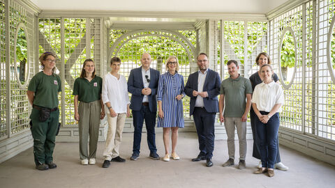 Impressionen vom Sommerreise-Besuch im Prinz-Georg-Garten in.Darmstadt Gruppenbild mit Minister