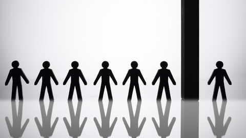 Strichmännchen, eines davon ist von den anderen separiert.