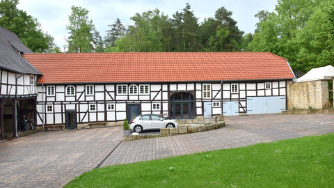 Die Jury lobte die aufwändige Rettung der stark einsturzgefährdeten Remise. Junkernhof Meimbressen in Calden