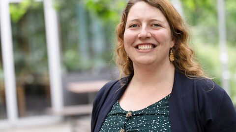 Dr. Katharina Höfer erhält eine LOEWE-Spitzen-Professur an der Uni Marburg. Porträt von Dr. Katharina Höfer