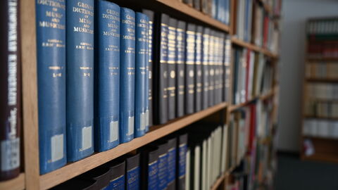 Impressionen vom Sommerreise-Besuch im Deutschen Musikgeschichtlichen Archiv Kassel Bücherregale