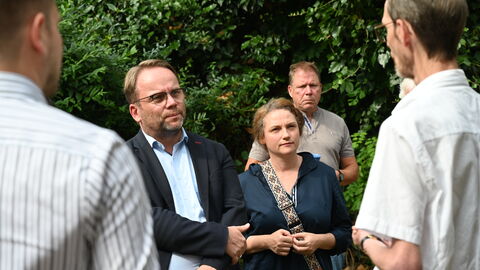 Impressionen vom Sommerreise-Besuch in der  Synagoge Harmuthsachsen. Minister Gremmels im Gespräch.
