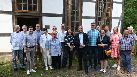 Impressionen vom Sommerreise-Besuch in der Synagoge Harmuthsachsen. Gruppenbild mit Minister und den Mitgliedern der Synagoge Harmuthsachsen.